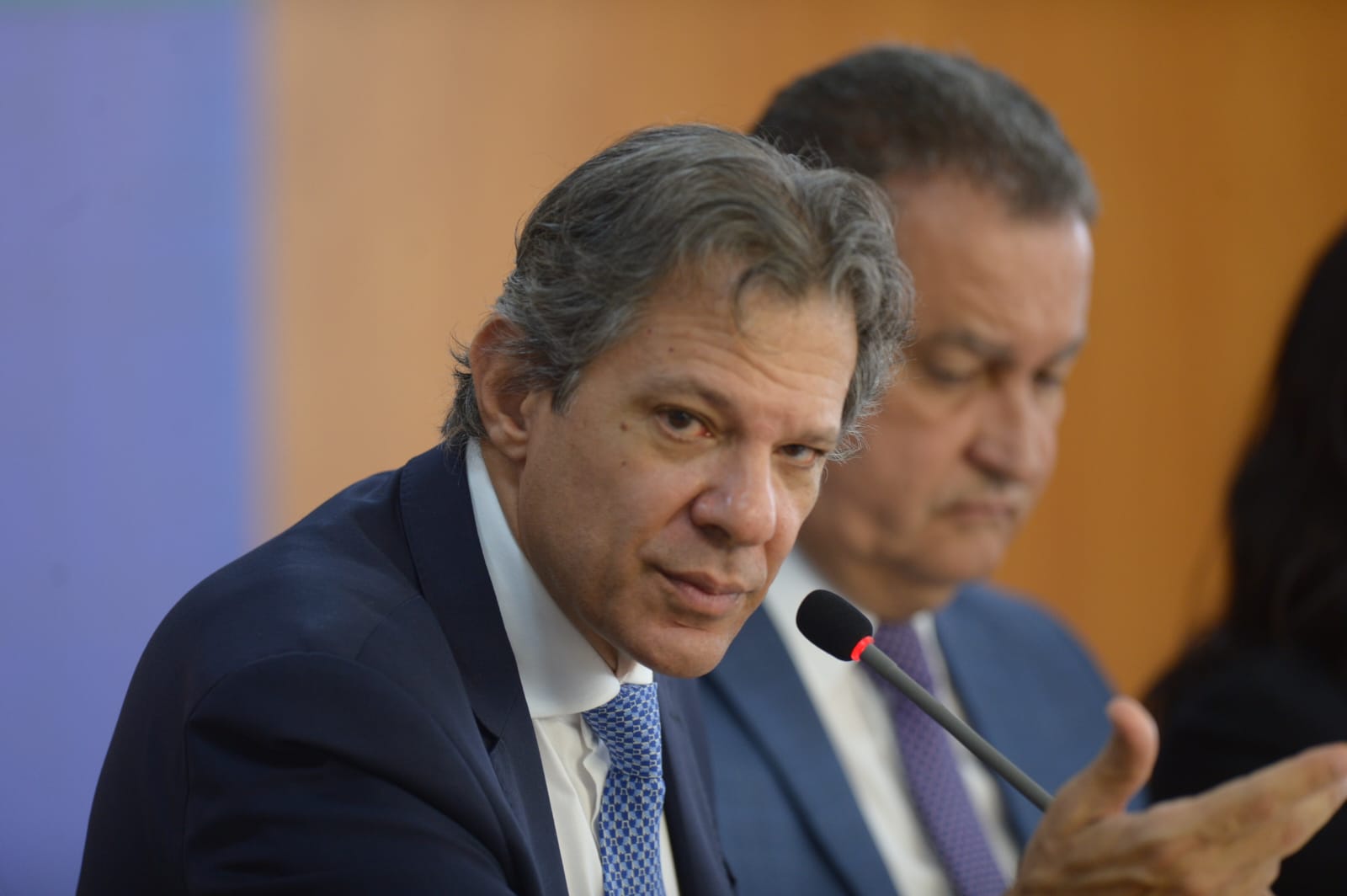 Fala de Haddad sobre pacote não segura o dólar, que passa de R$ 6 - 