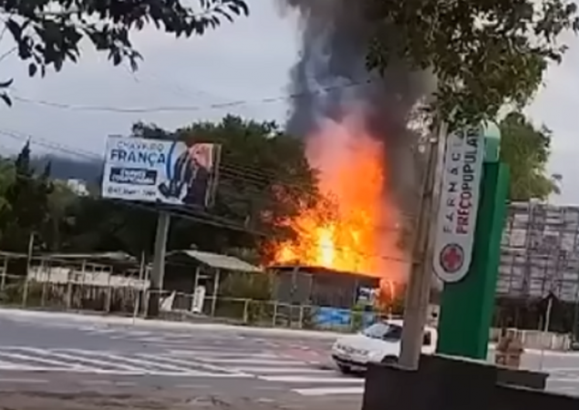 Casa de Tiü França é incendiada em Santa Catarina | Bloco de notas - 