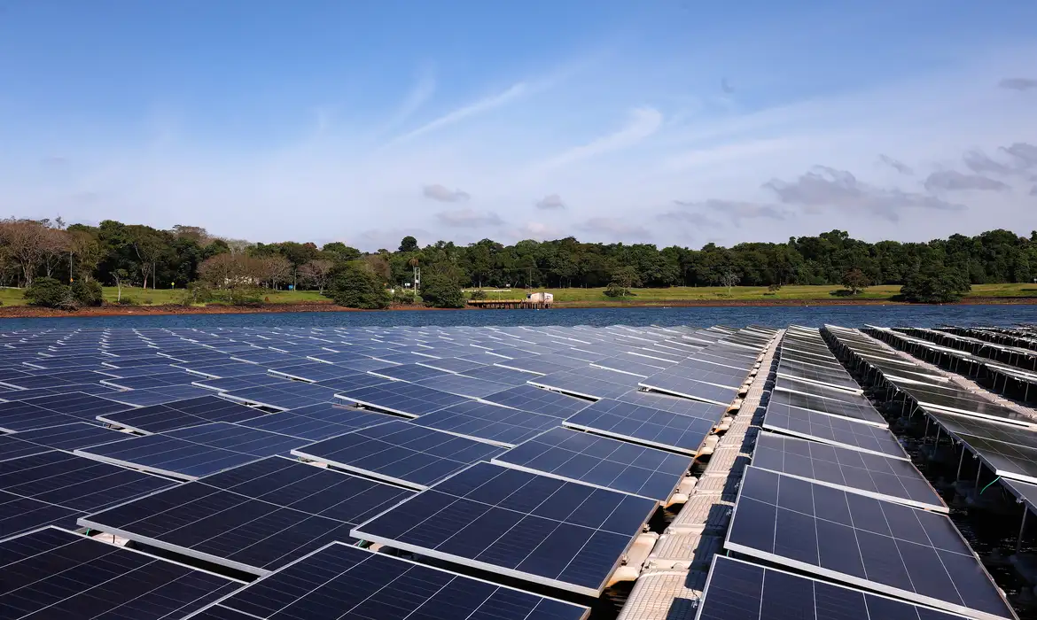 O desafio do sol do meio-dia no sistema elétrico brasileiro - 