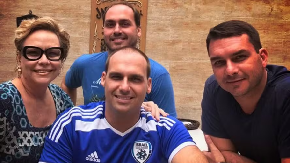 Rogéria, mãe de Flávio, vai usar o mesmo slogan de Bolsonaro: "Deus, pátria, família e liberdade" | Em alta na política - Rogéria, mãe de Flávio, vai usar o mesmo slogan de Bolsonaro: "Deus, pátria, família e liberdade" | Em alta na política -