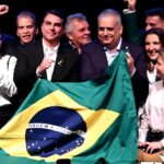 Flávio usa tesoura como símbolo de promessa de corte de impostos e burocracia