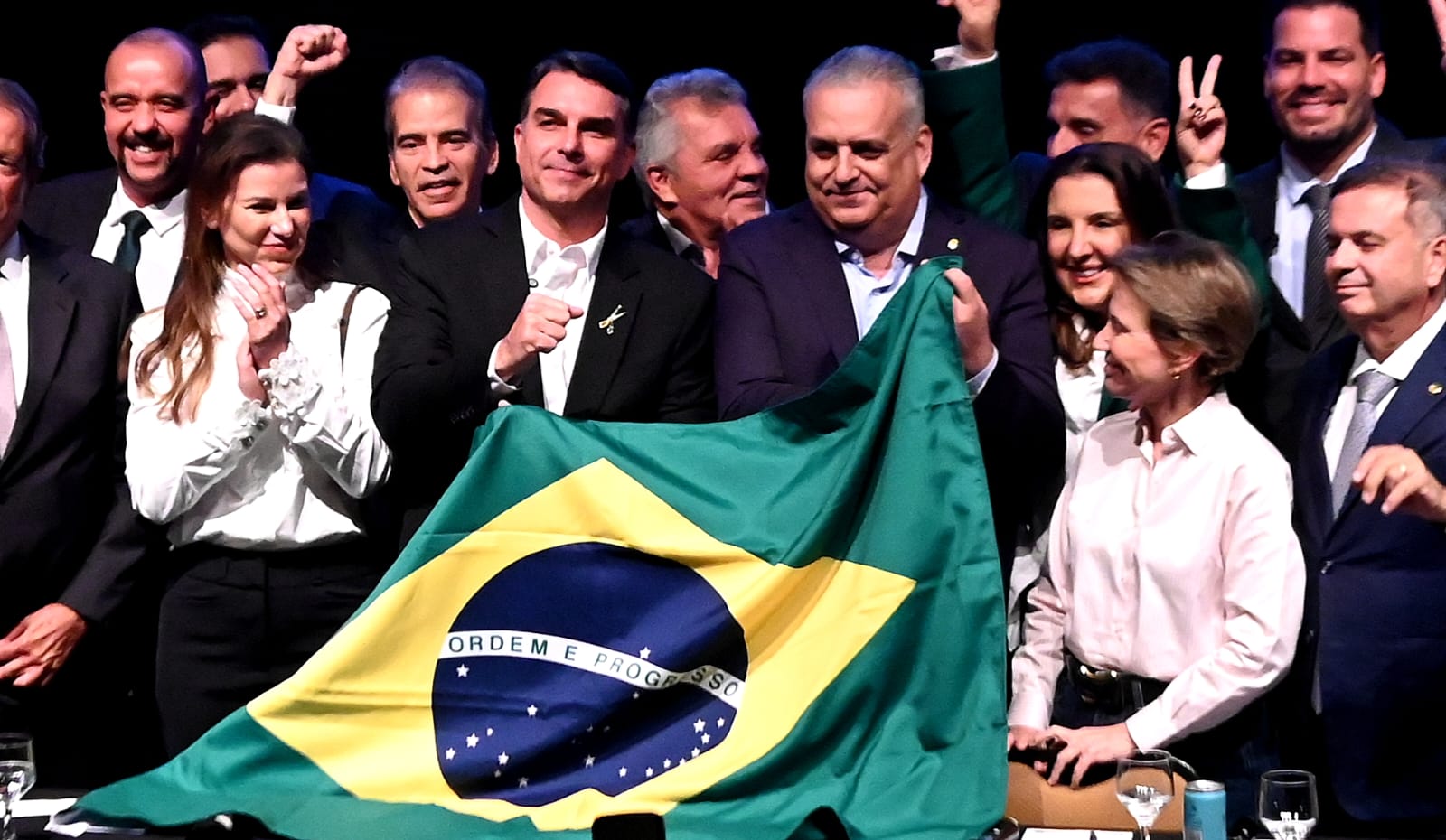 Flávio Bolsonaro adota tesoura como símbolo de campanha presidencial | Em alta na política - 