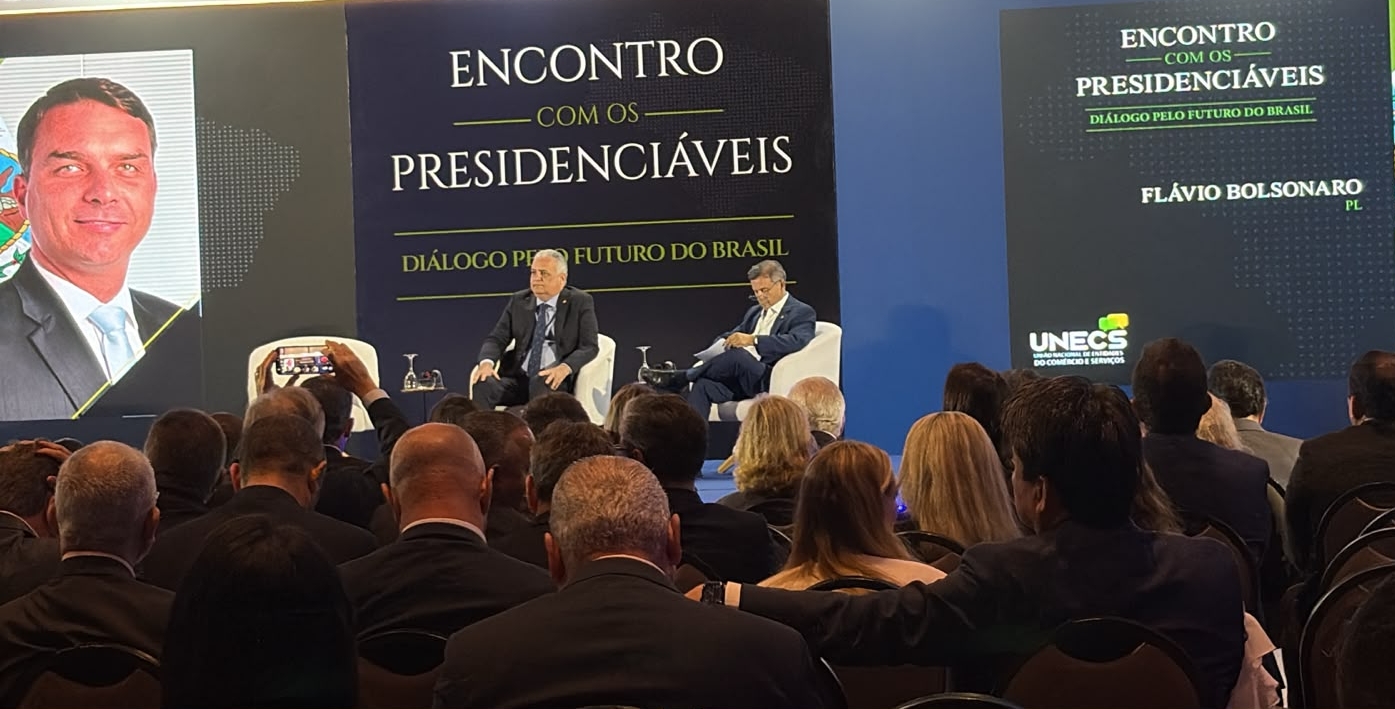 Flávio Bolsonaro é substituído por Gaspar e Marinho em evento com empresários - 