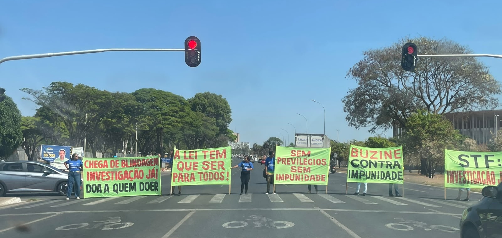 Cabos eleitorais de candidato a distrital protestam contra STF no Eixo Monumental | Em alta na política - 