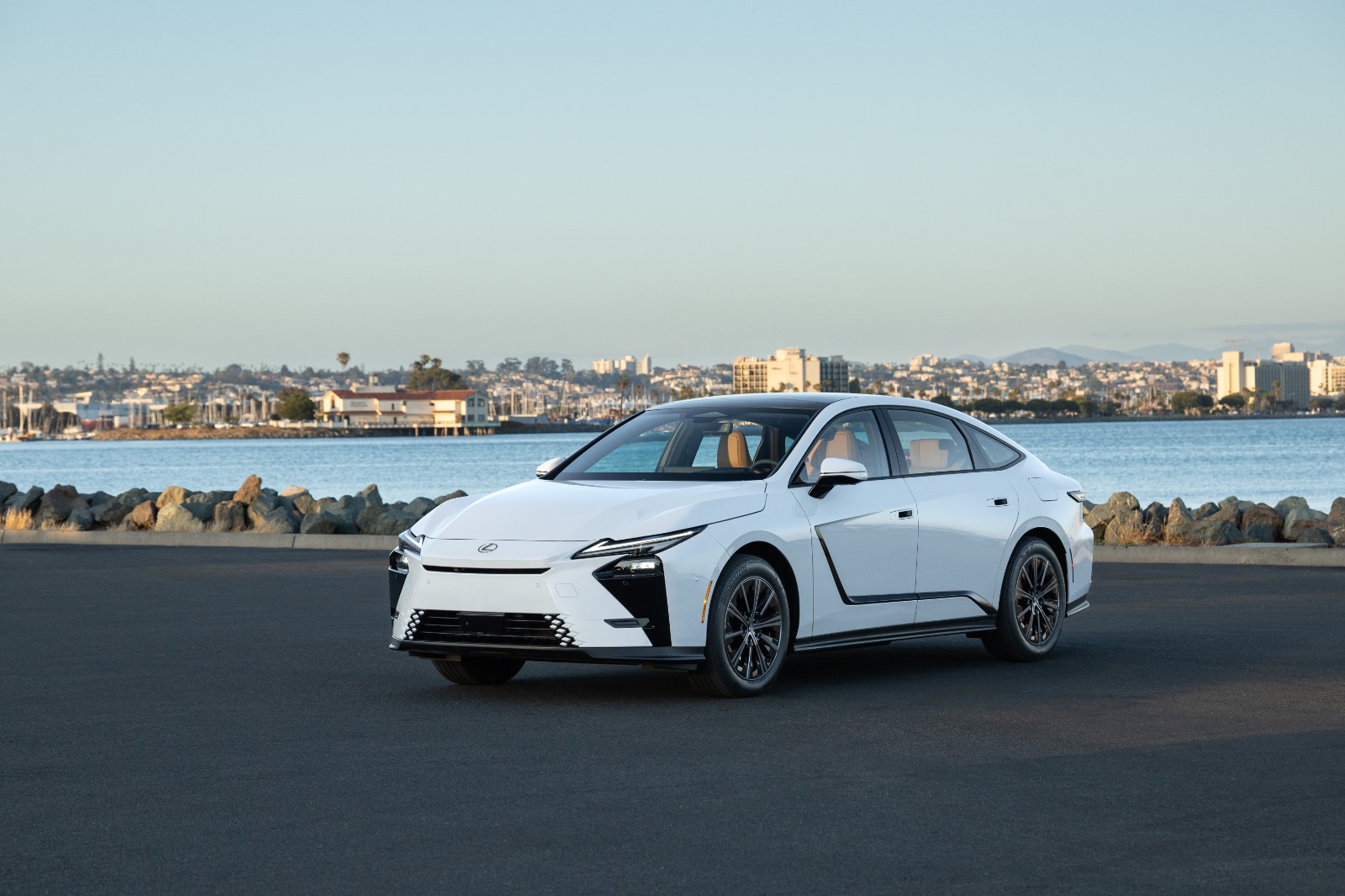 Novo Lexus ES está em pré-venda por R$ 400 mil