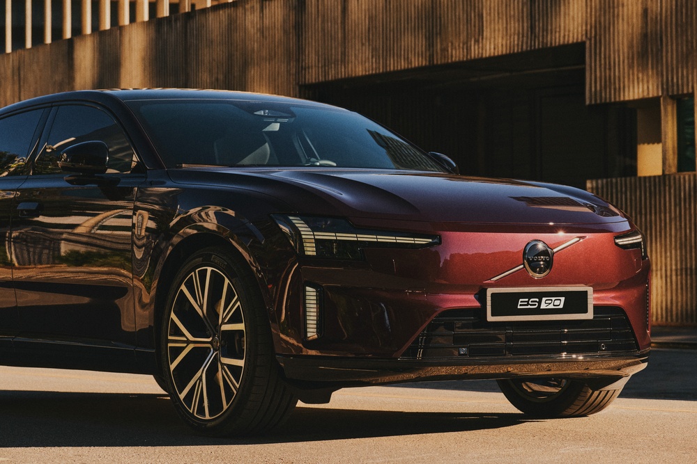 ES90: novo sedã Volvo tem 524km de autonomia
