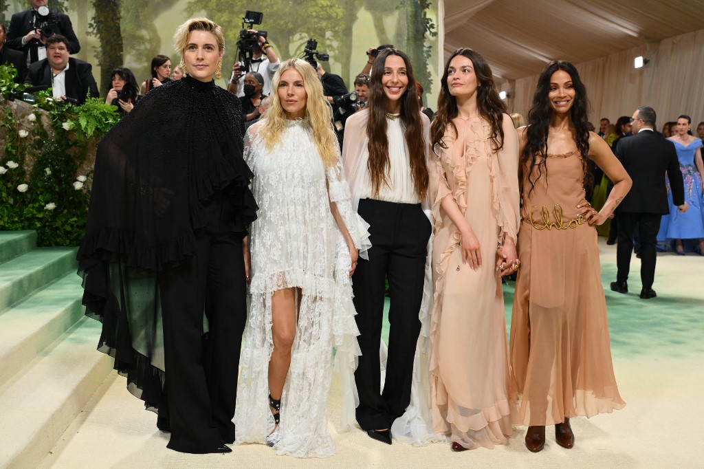 Greta Gerwig, Sienna Miller, Chemena Kamali, Emma Mackey e Zoe Saldana no MET Gala 2024