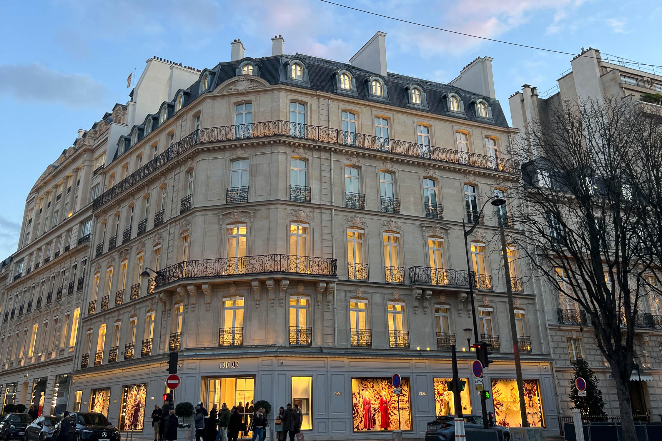 Fachada da Boutique Dior na 30 Avenue Montaigne, em Paris