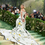 Modelo Gigi Hadid com vestido Thom Browne