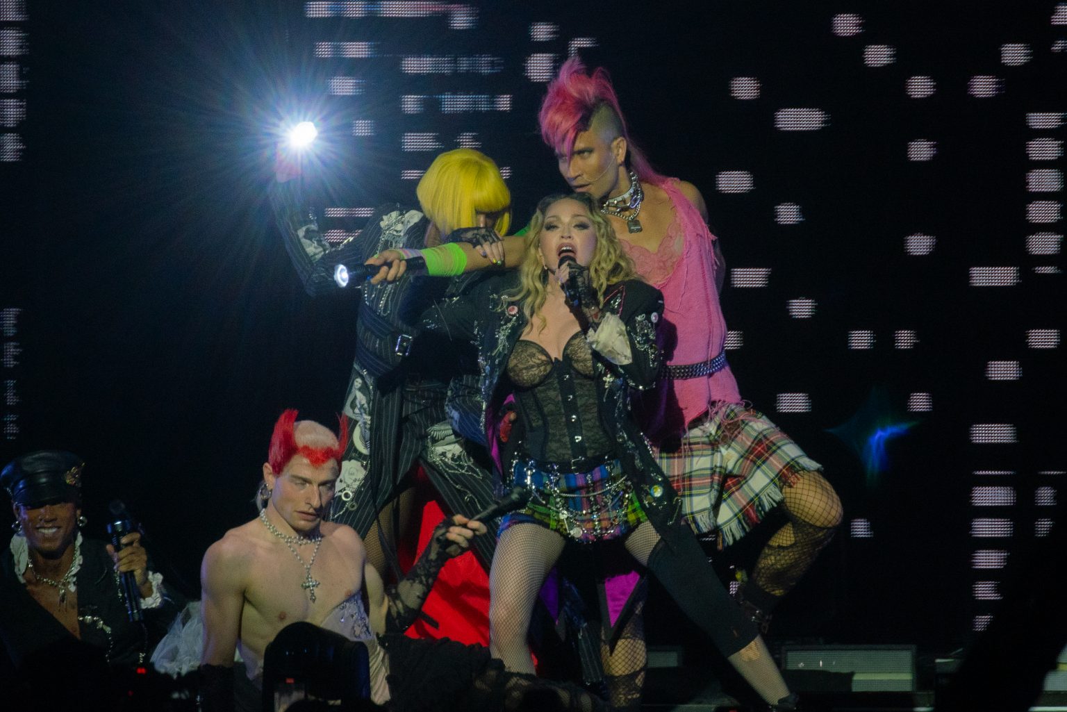 Madonna no Brasil: confira os looks icônicos que a diva usou no show  - 