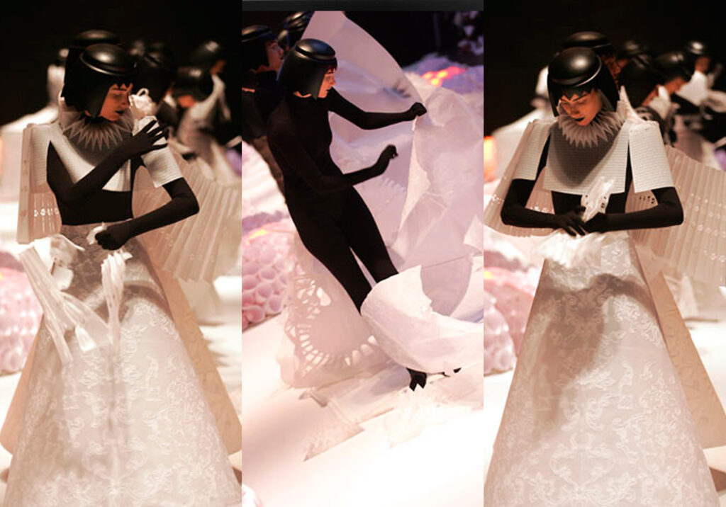 Desfiladas em 2004 no São Paulo Fashion Week, as peças feitas em papel por Jum Nakao foram rasgadas em cena | Foto: Divulgação/Jum Nakao