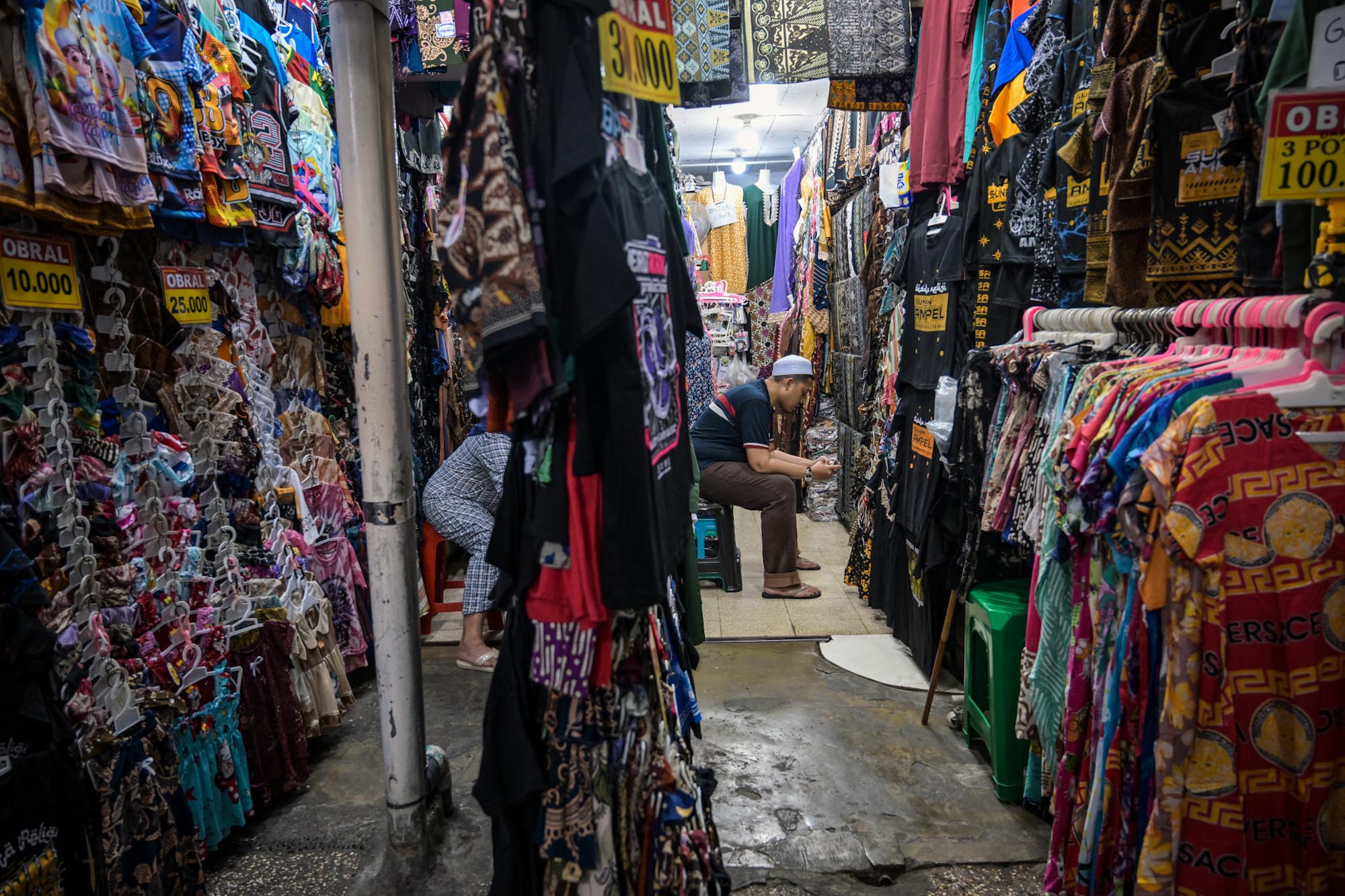 O que os bombardeios dos Estados Unidos e Israel no Irã têm a ver com a moda?