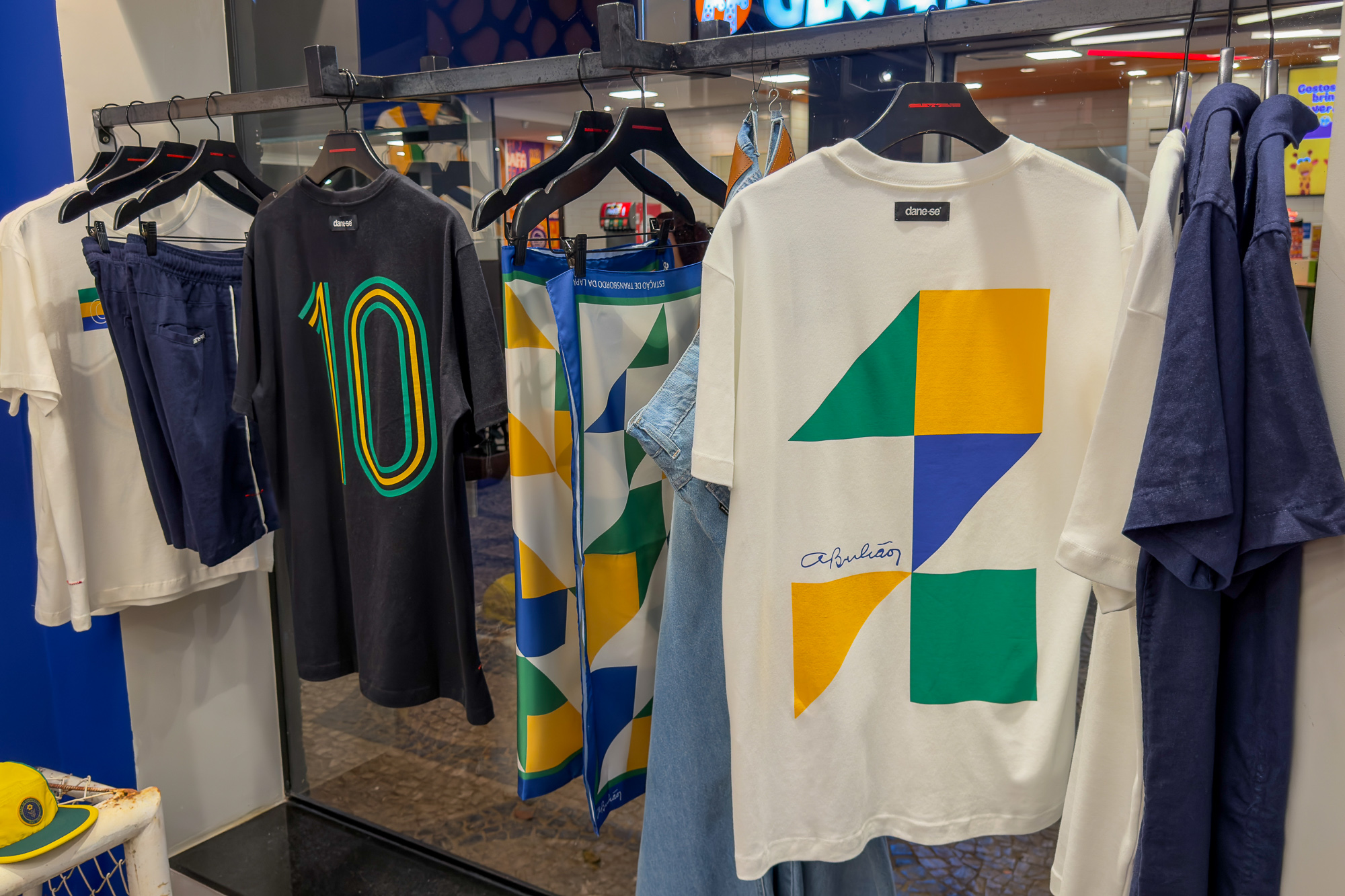 Dane-se lança drop para Copa 2026 com referências aos anos 90 e à arte brasileira - Dane-se lança drop para Copa 2026 com referências aos anos 90 e à arte brasileira -