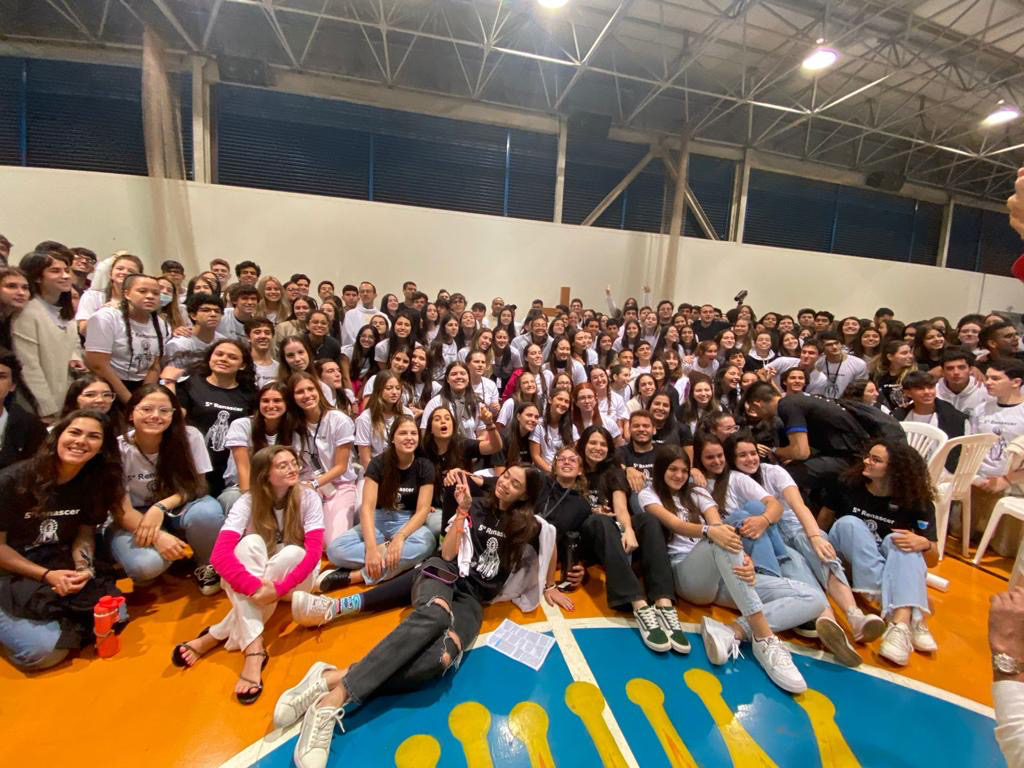Grupo Recomeçar reúne 300 jovens para retiro