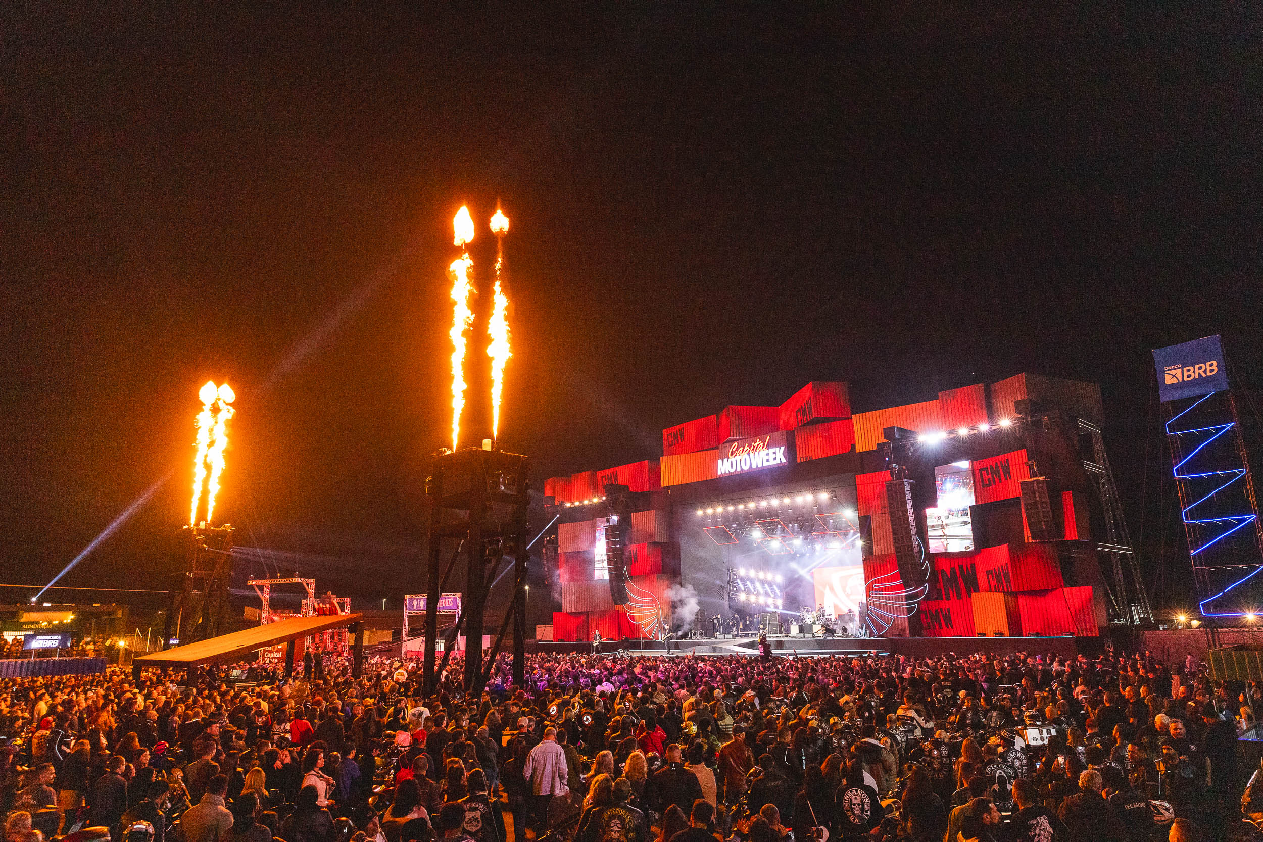 Show de Raimundos abre primeira noite do Capital MotoWeek