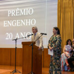 O embaixador de Portugal agradece a presença de todos ao lado da jornalista e presidente do prêmio, Kátia Cubel | Foto: Mariana Campos