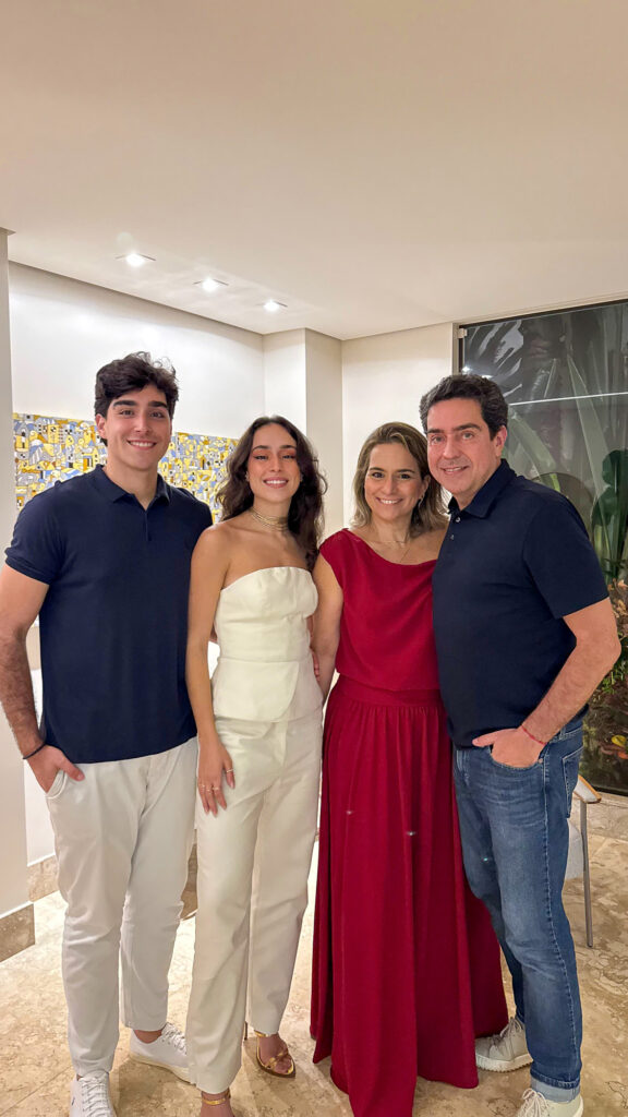 João Pedro Abbott, a arquiteta Giulia Abbott, a empresária Giselle Cabral e o chefe da Assessoria de Projetos Especiais da Secretaria de Segurança Pública, Mauro Oliveira | Foto: Arquivo pessoal