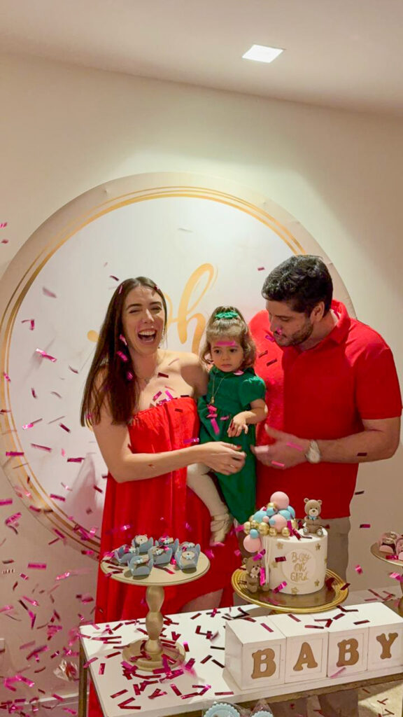 Marcela Vasconcelos e Paulo Victor Moraes com a filha Maria Fernanda, escolheram a noite de Natal para revelar o sexo da pequena Victoria Maria, que está na barriga | Foto: Arquivo pessoal