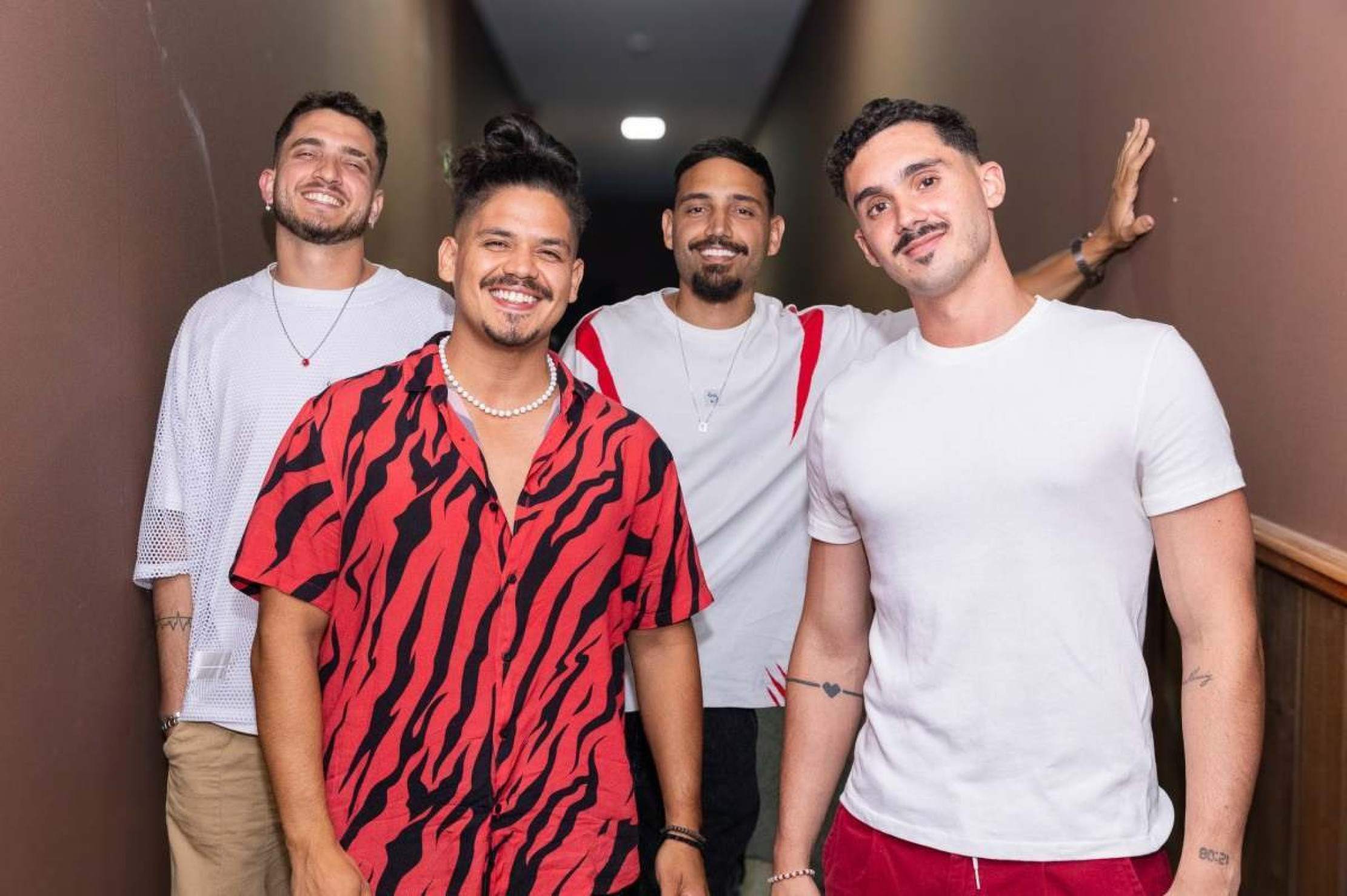 Os integrantes da banda Doze Por Oito: Eric Vianna, Thiago Miranda, Hugo Mondadori e Gustavo Choairy