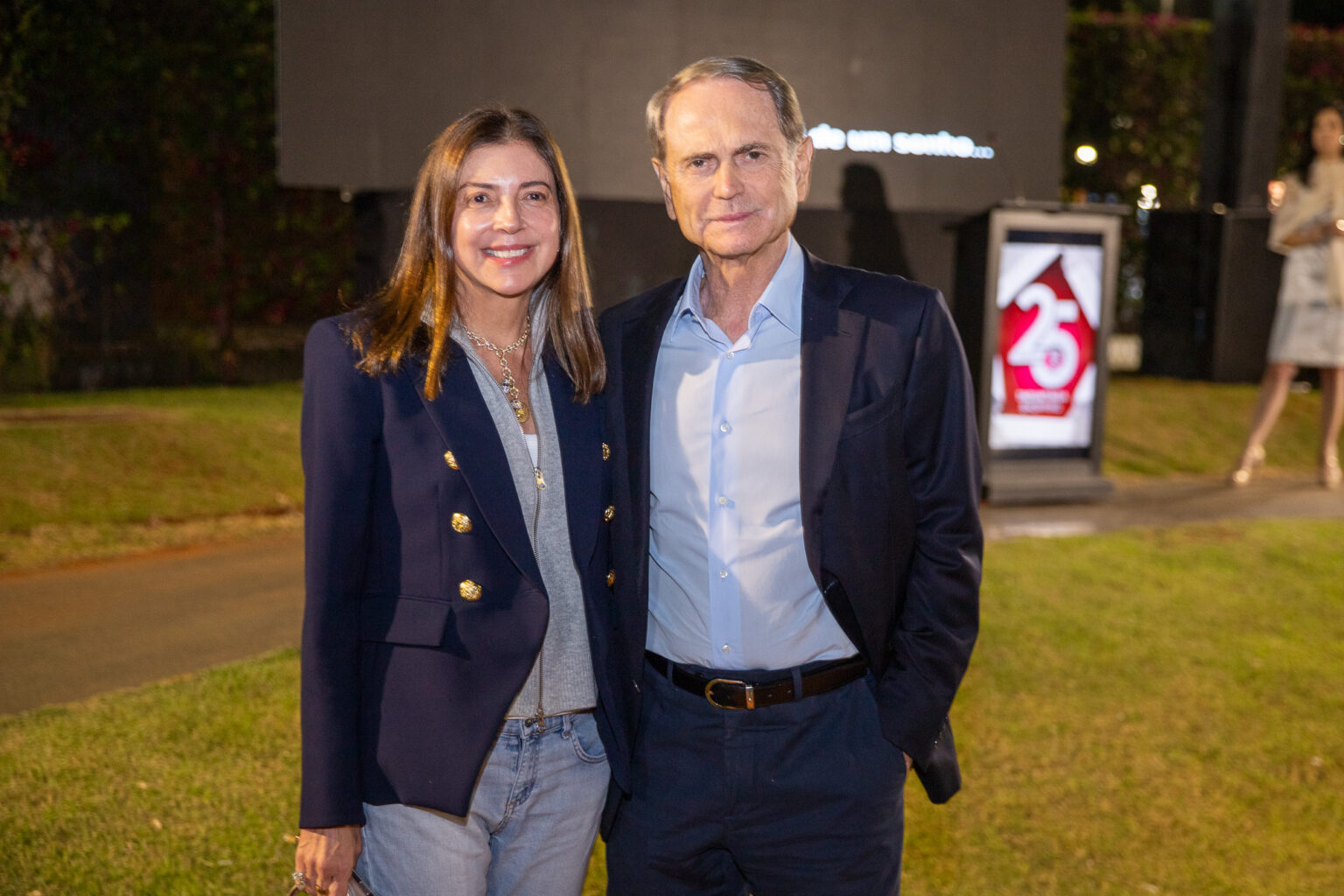 Fachada artística iluminada marca início de comemorações de 25 anos do ...