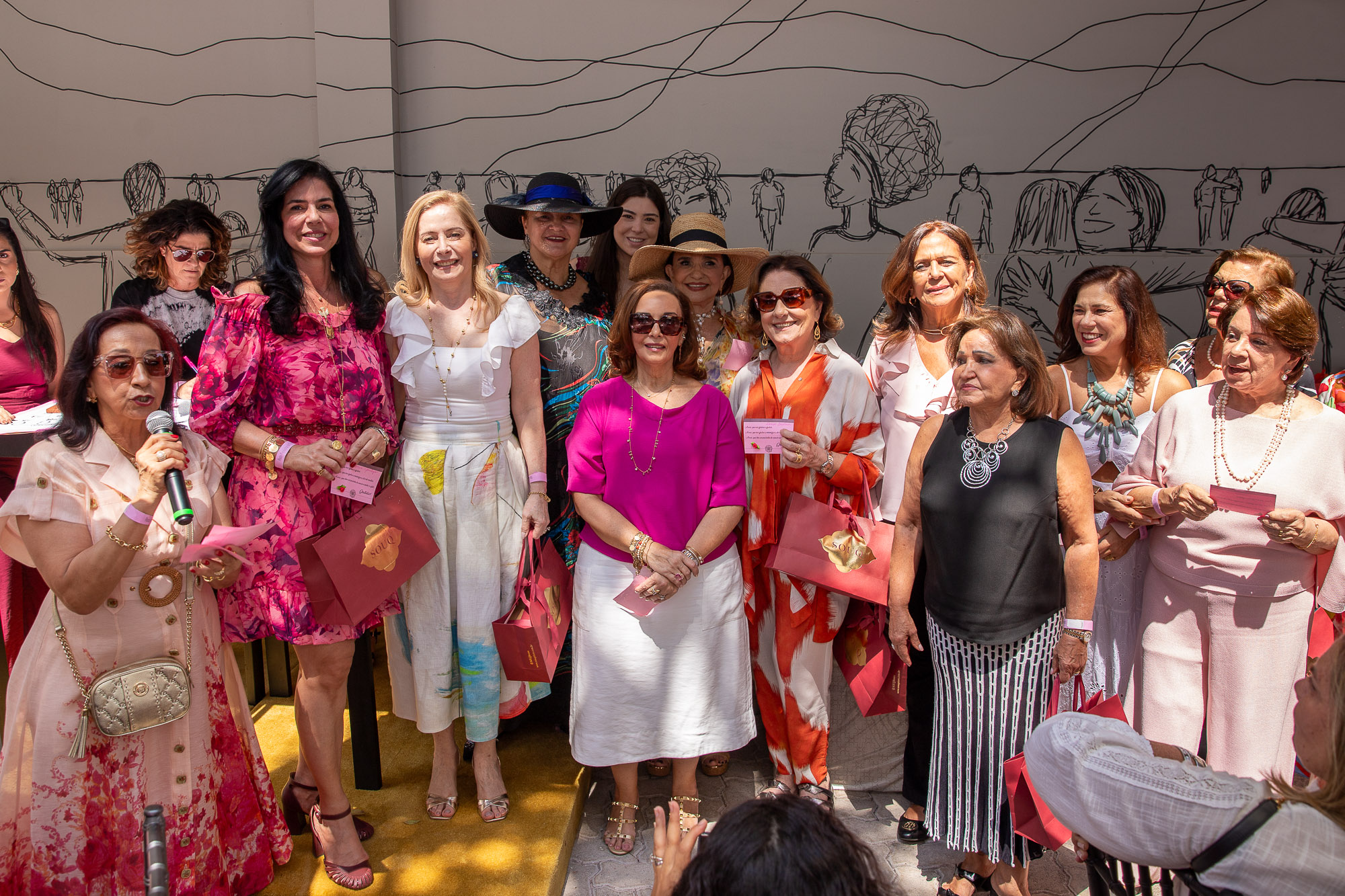 A Rede Feminina de Câncer reuniu idealizadoras, organizadoras e patronesses para o bingo | Foto: Mariana Campos