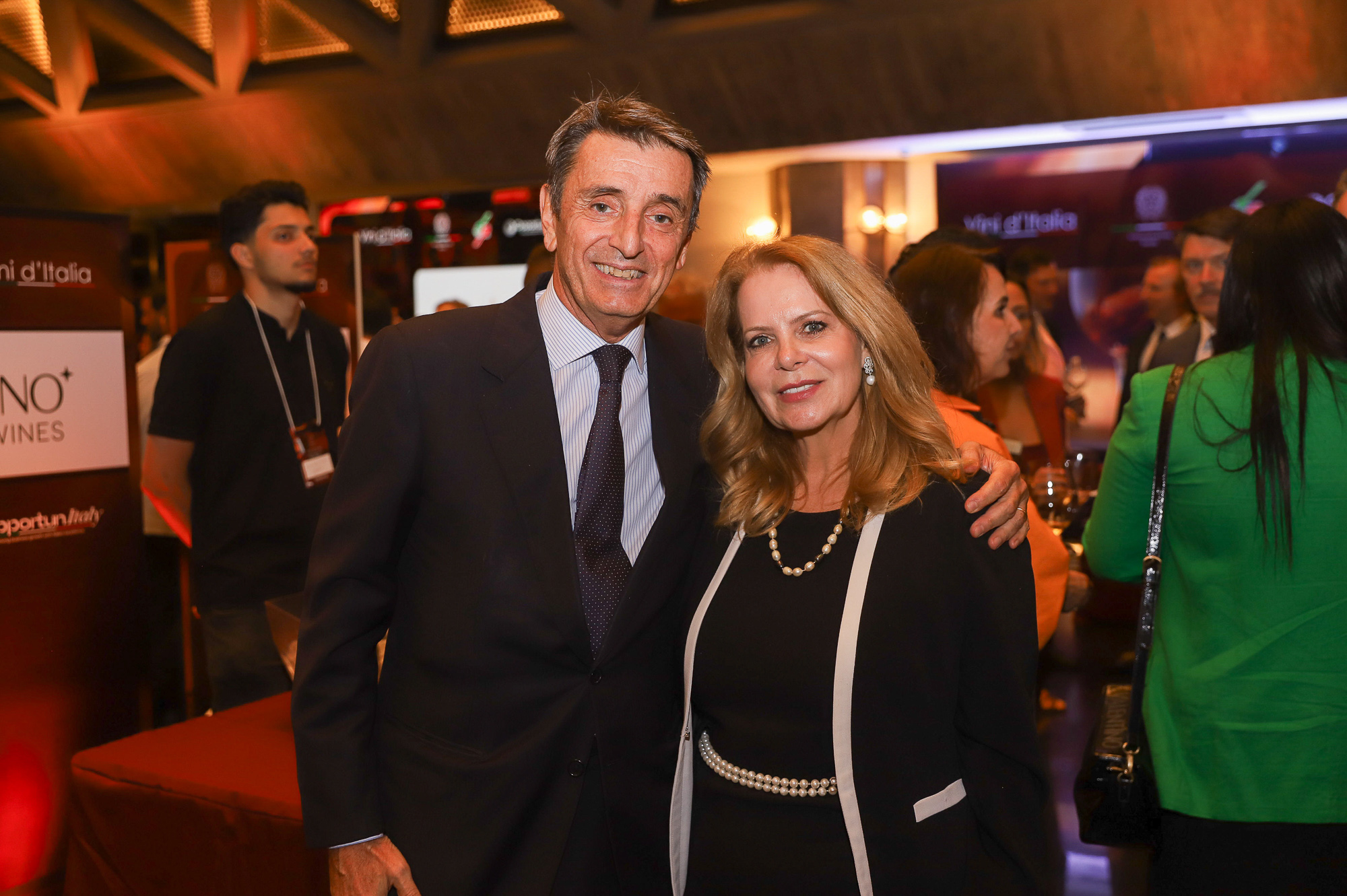 O embaixador Alessandro Cortese e a curadora da mostra Sueli Maestri | Foto: Mariana Campos