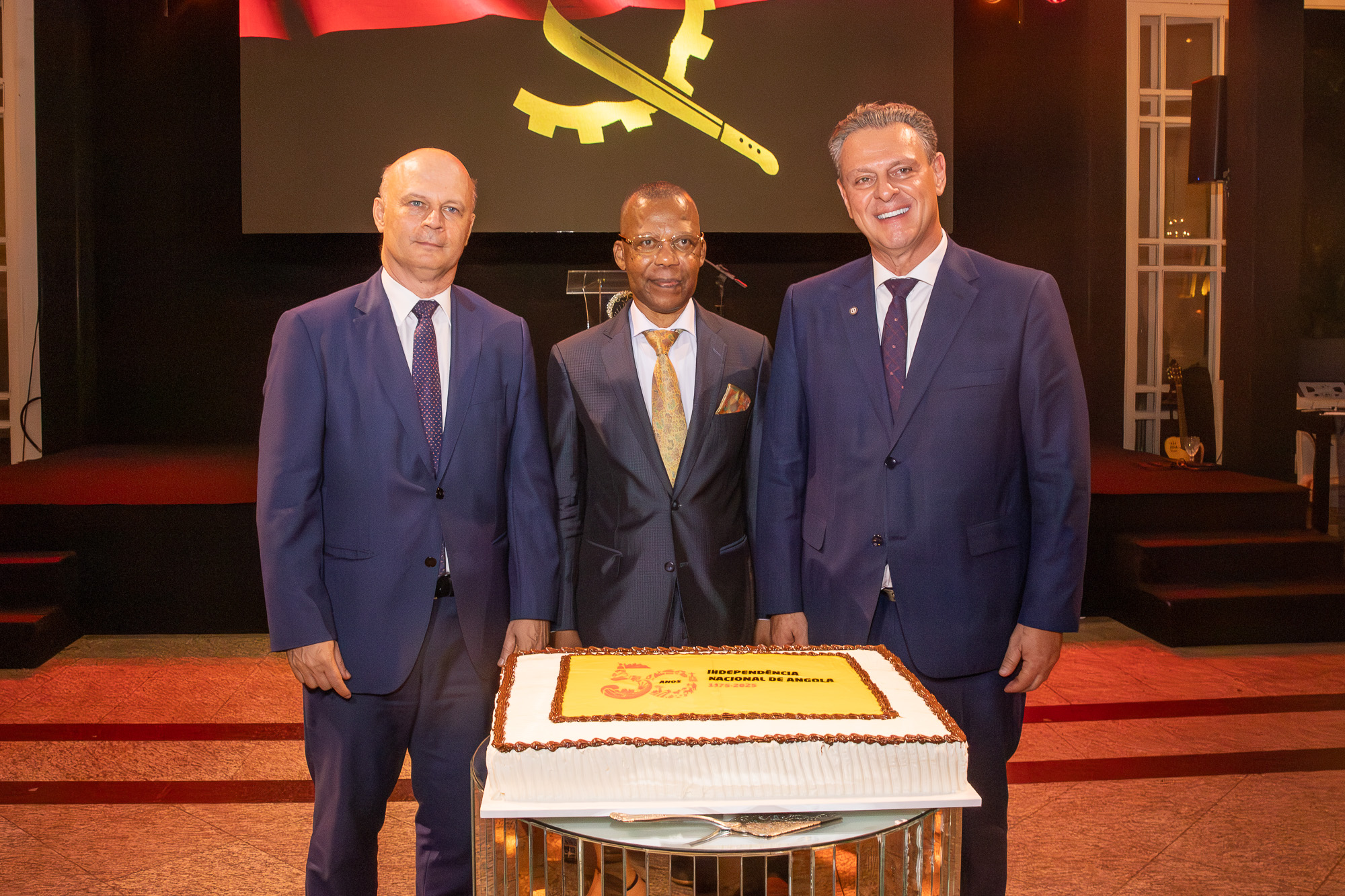 O diretor do Departamento de Oriente Médio no Ministério das Relações Exteriores embaixador Clélio Crippa, o embaixador de Angola Manoel Bravo e o ministro da Agricultura e Pecuária Carlos Fávaro | Foto: Mariana Campos