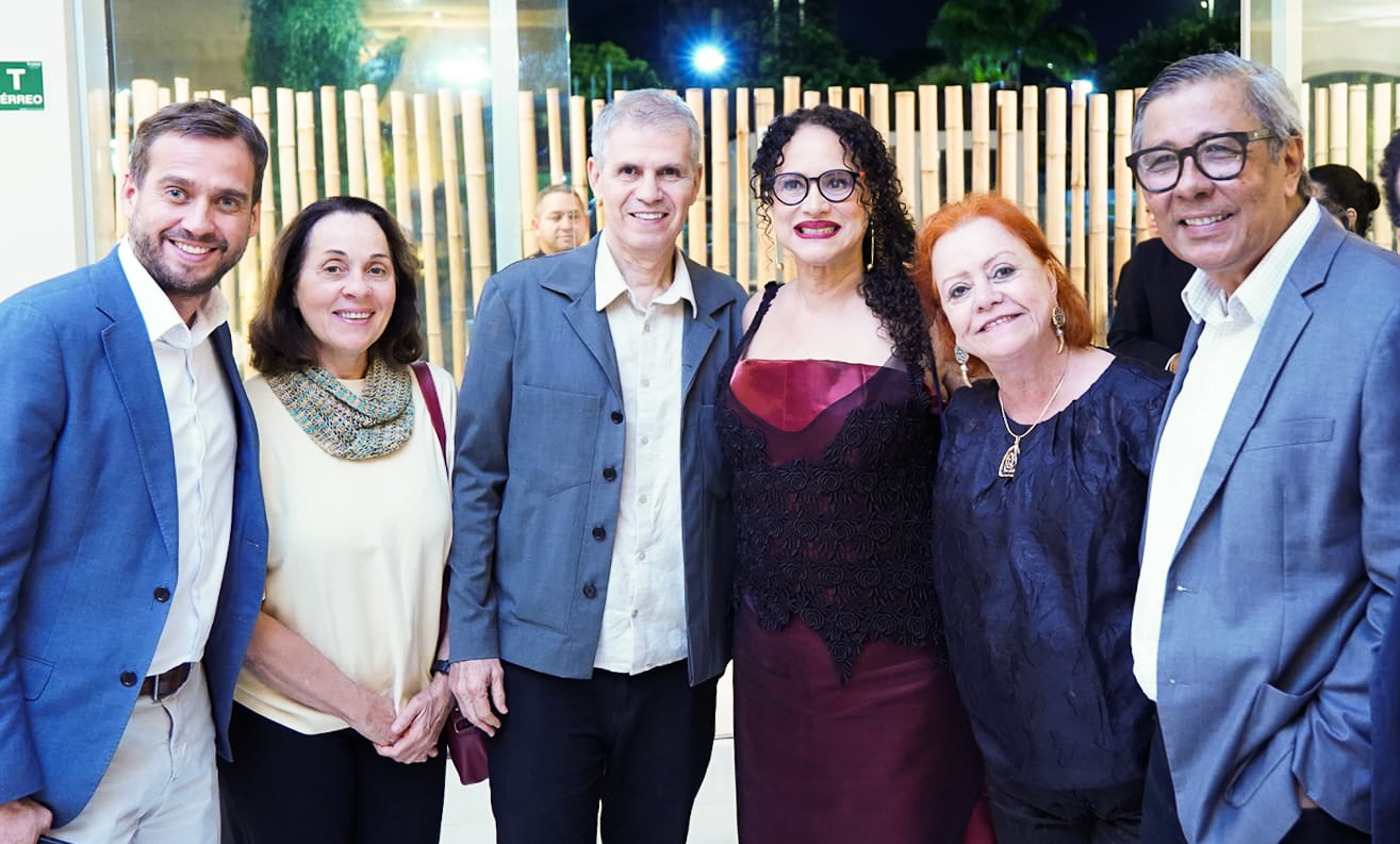Ministra Luciana Santos recebe novo ciclo em festa com amigos e autoridades