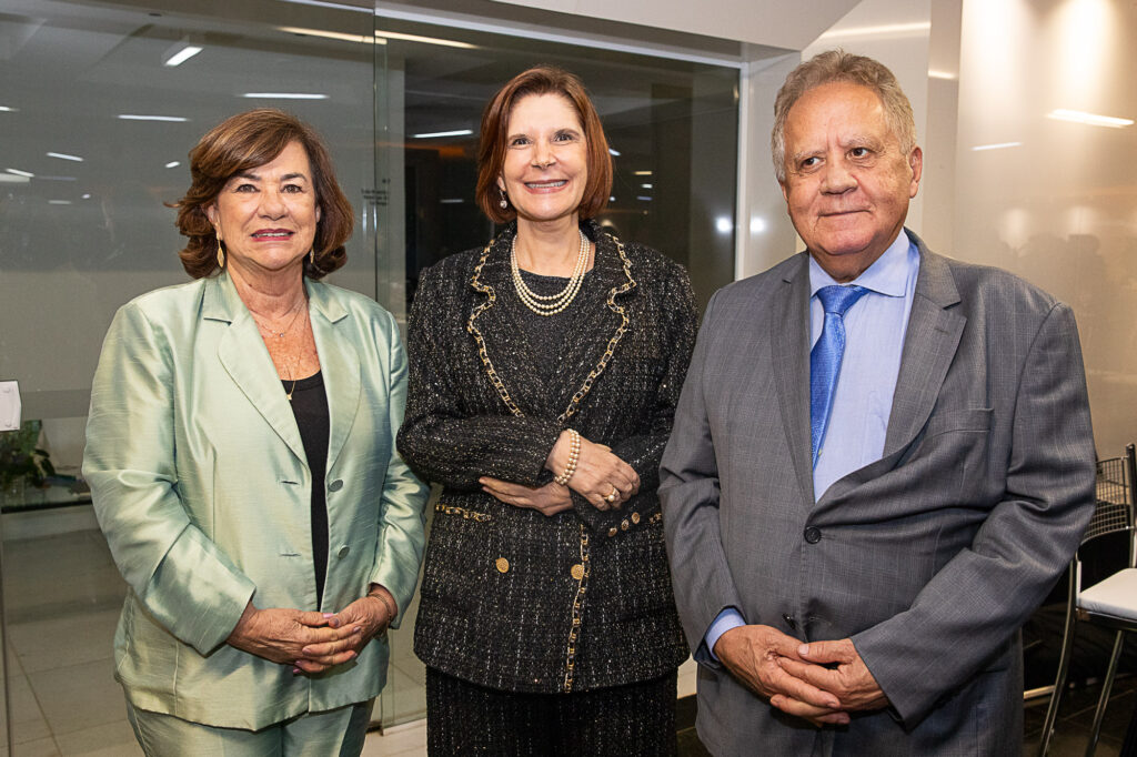 A vice-presidente do TRF-1 Gilda Sigmaringa, a presidente do STM Maria Elizabeth Rocha, o presidente do presidente do TRF-1 João Batista Pinto Silveira