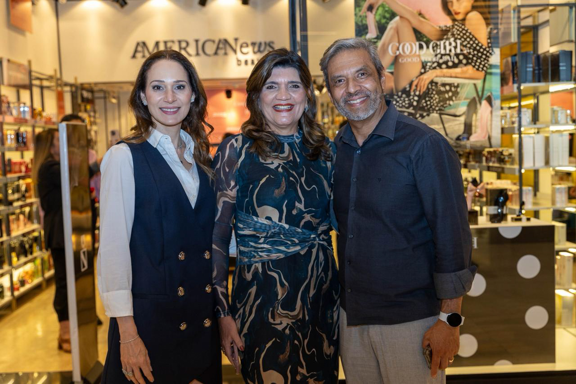 A sócia-proprietária da AmericaNews Juliana Carneiro, a diretora executiva Dnyse Queiroz e o superintendente do Manhattan Shopping João Marcos Mesquita