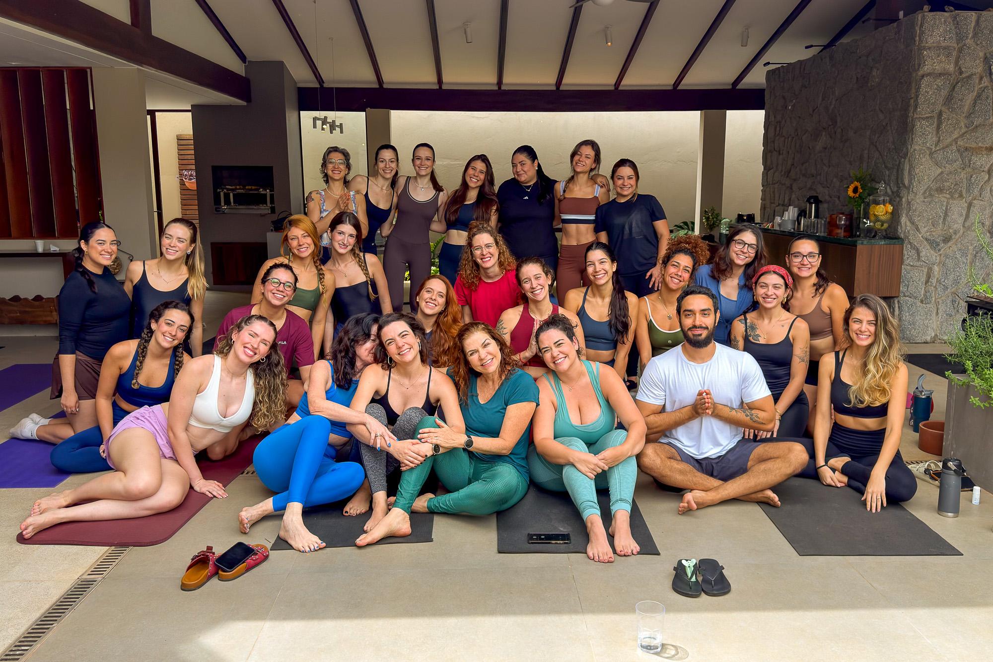 Entre amigas, Nathália celebrou os 28 anos em uma aula de yoga. Namorado e pai da aniversariante foram as únicas presenças masculinas do evento | Foto: Mariana Campos