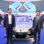 O vice-presidente sênior da BYD do Brasil Alexandre Baldy e o presidente da BYD no Brasil Tyler Li | Foto: Mariana Campos