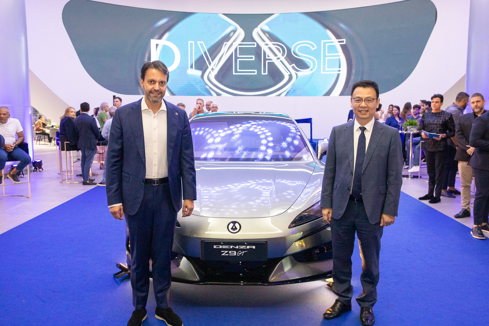 Denza inaugura loja conceito em Brasília e apresenta carregamento ultrarrápido