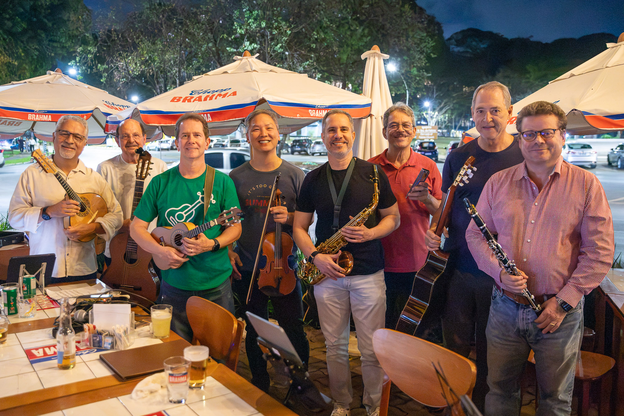 Fora dos hospitais, médicos se aventuram por acordes de choro e samba no grupo Choro Fisiológico - 