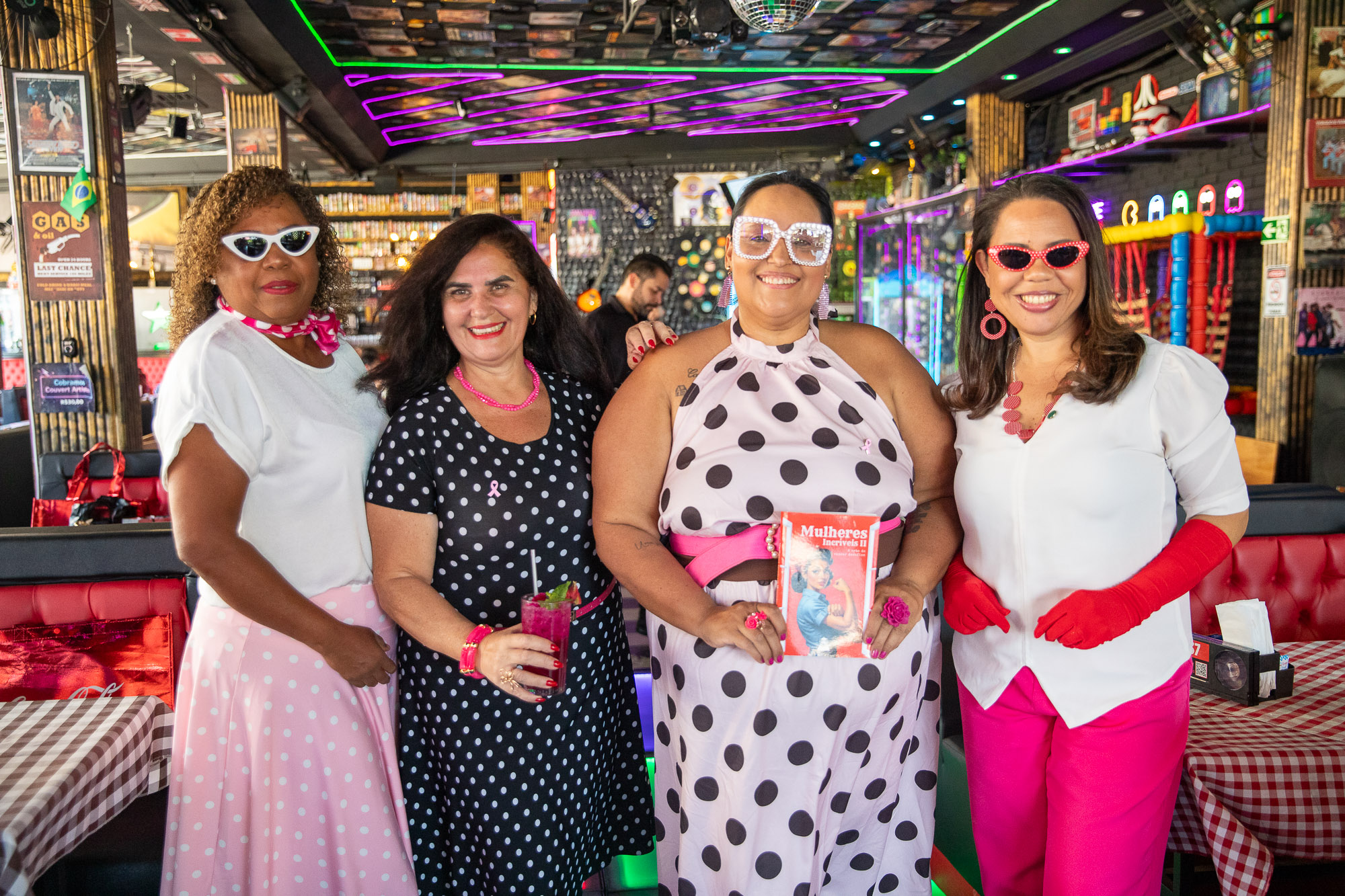 Almoço com tema retrô une conscientização e celebração do Outubro Rosa - 