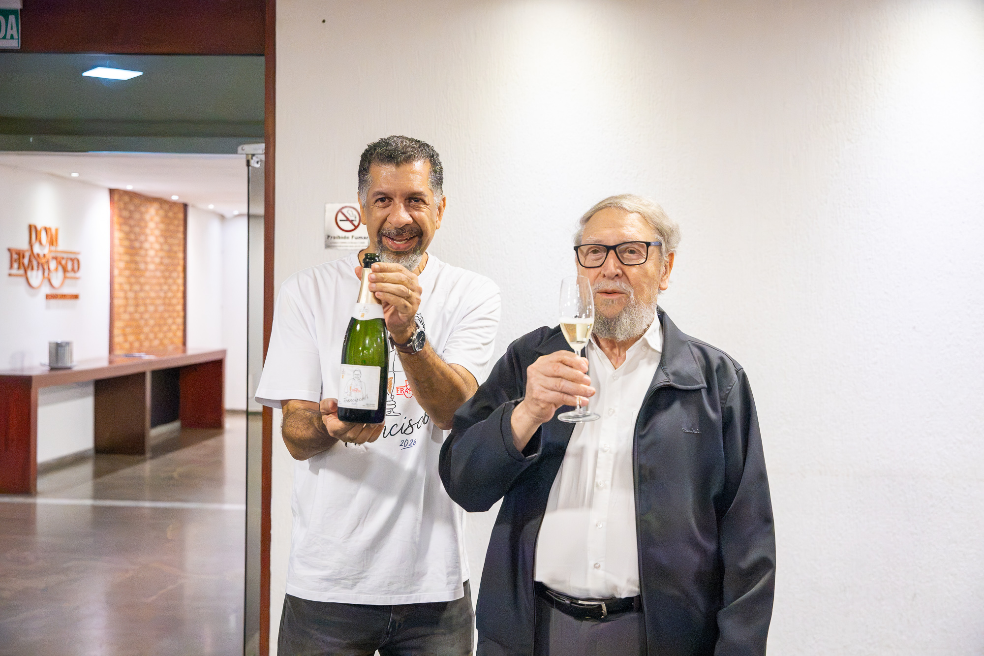 Francisco Ansiliero ganha espumante em homenagem à sua trajetória e influência na gastronomia brasiliense